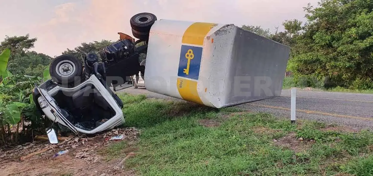 Camión de Coppel vuelca sobre la carretera Costera