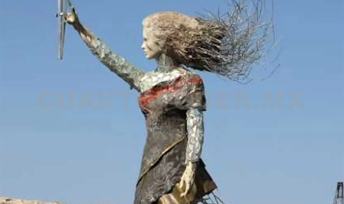 La pieza fue hecha de vidrios rotos y materiales retorcidos que pertenecieron a sitios destruidos por la explosión.