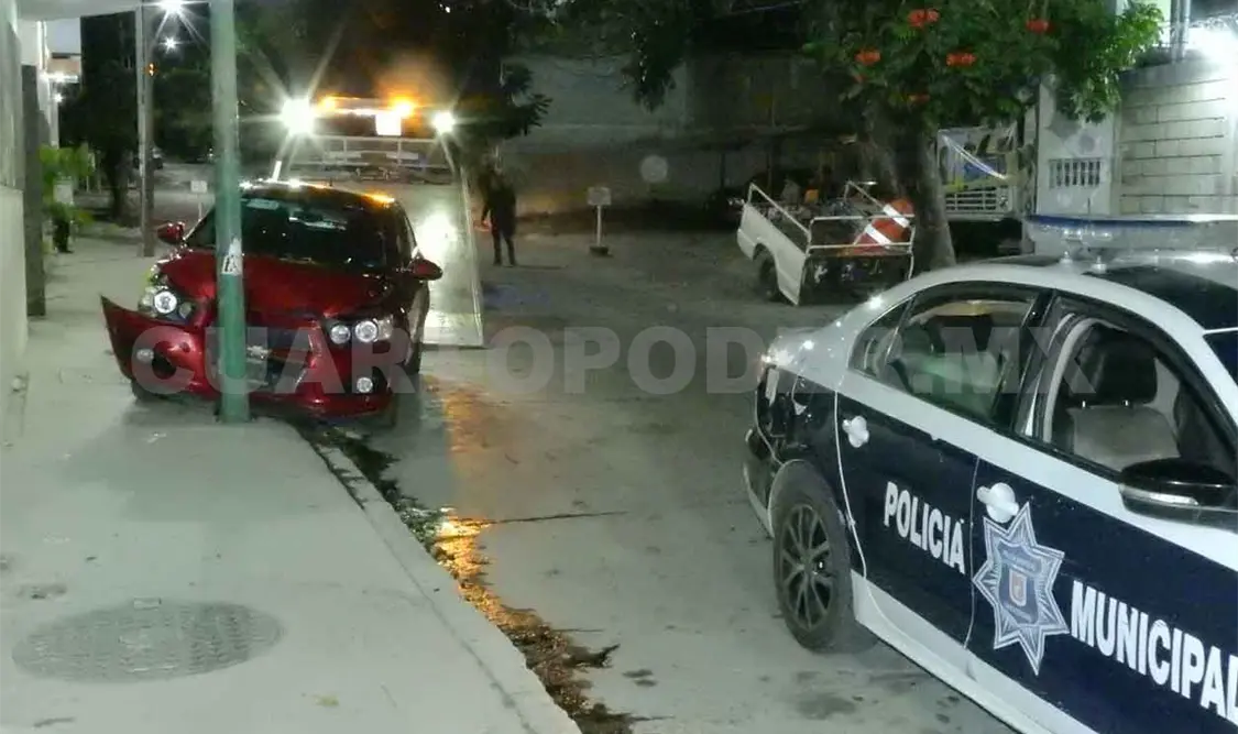 Muere automovilista al estrellarse contra poste