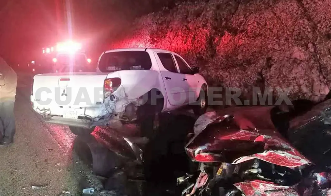 Taxista se estrella por alcance en Pick up