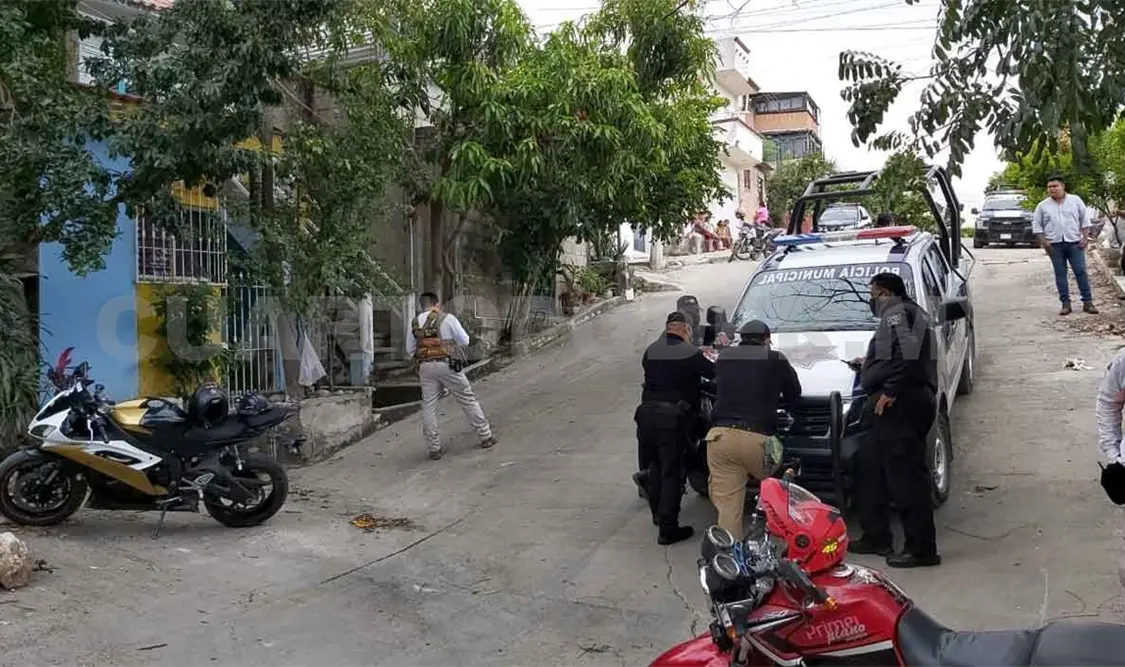 Albañil muere mientras cortaba leña en su casa
