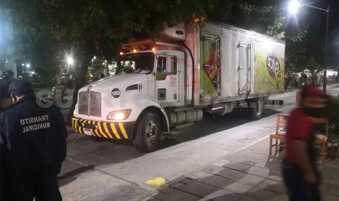 Camión del OXXO queda encajado en árbol