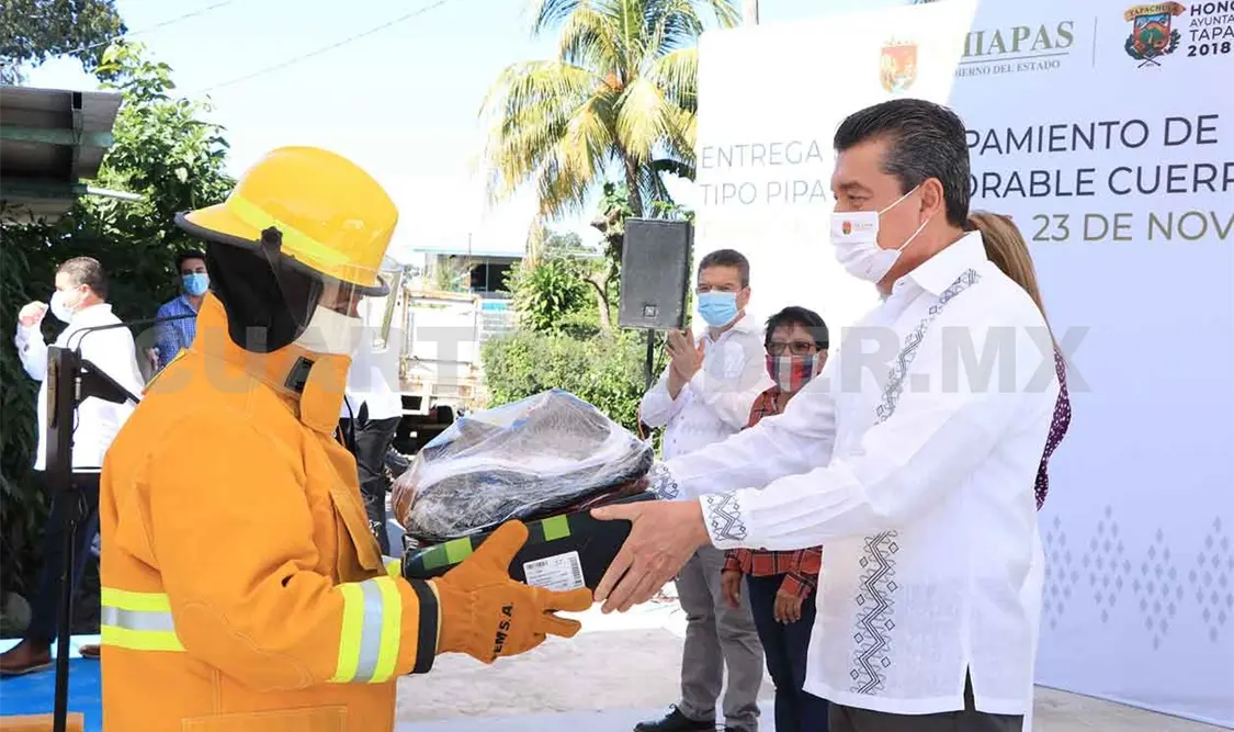 Rutilio Escandón entrega equipos a Bomberos