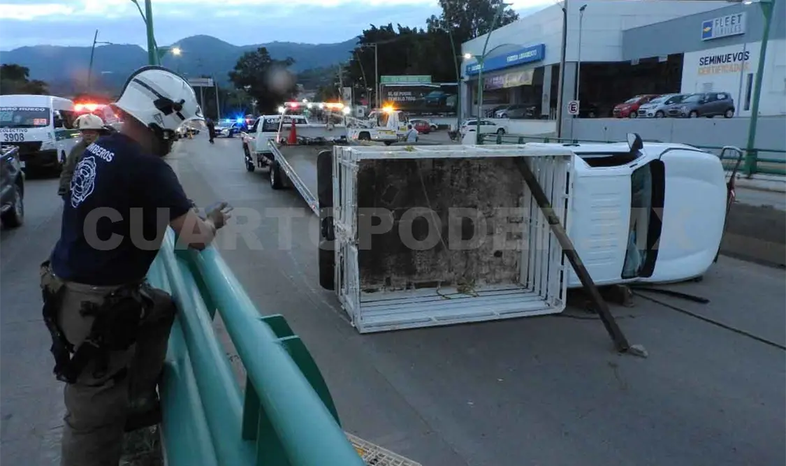 Impacta a dos taxis y tras persecución queda volcado