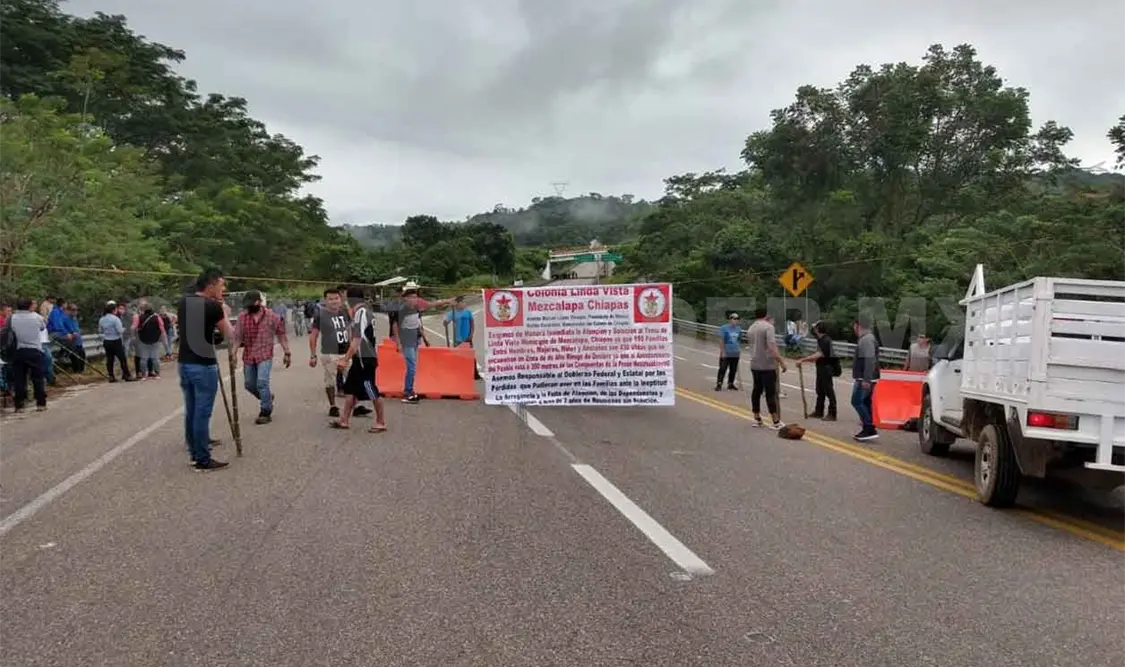 Con bloqueo pobladores demandan atención