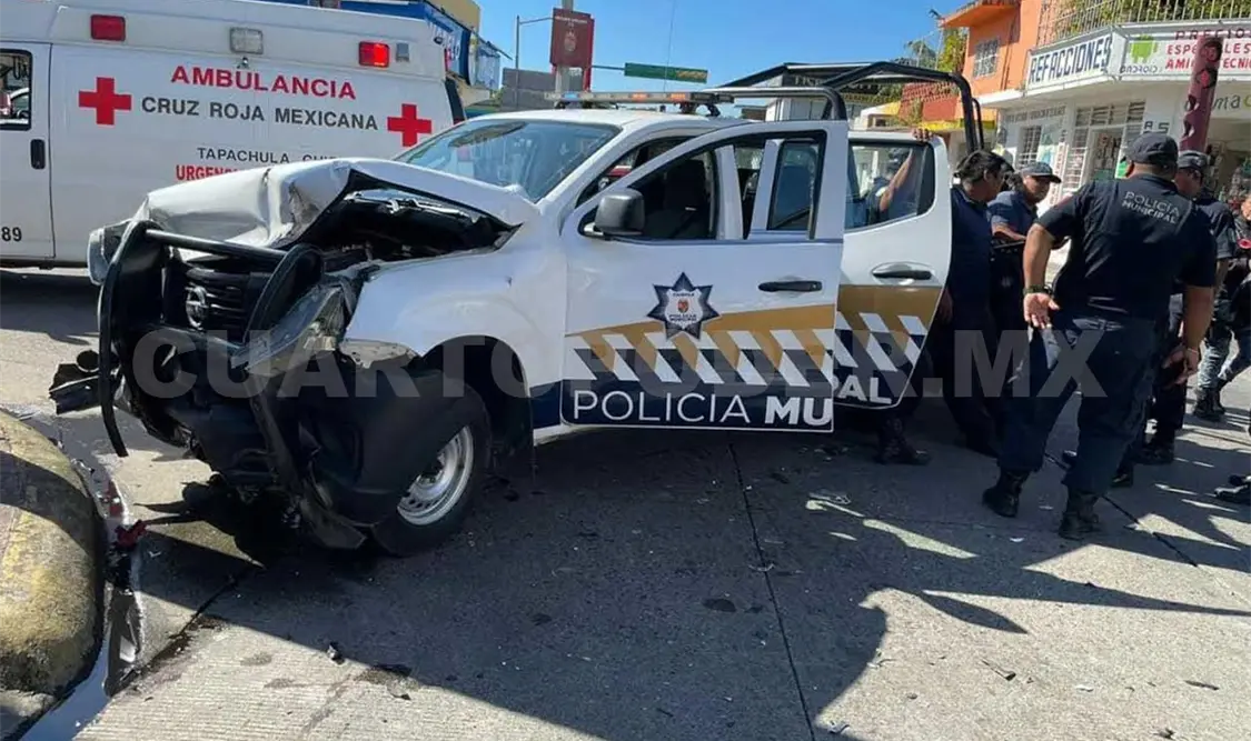 Siete heridos en choque de patrulla y camioneta