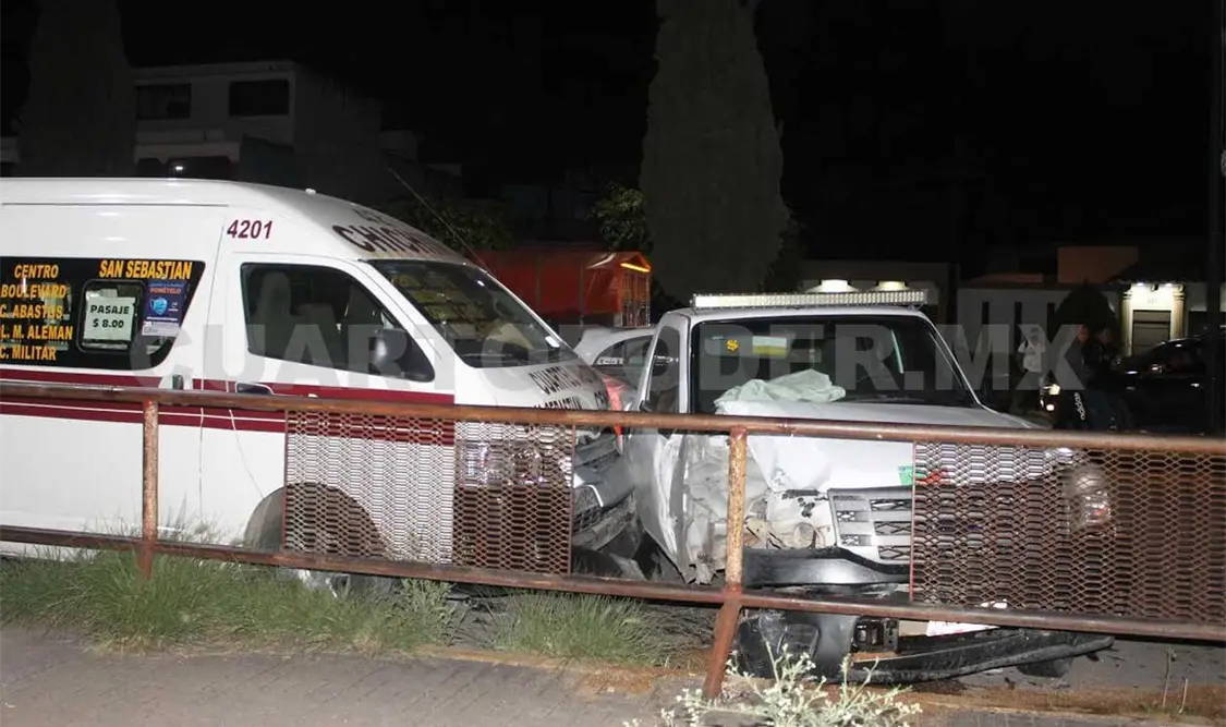 Falla mecánica en Pick up provoca fuerte percance
