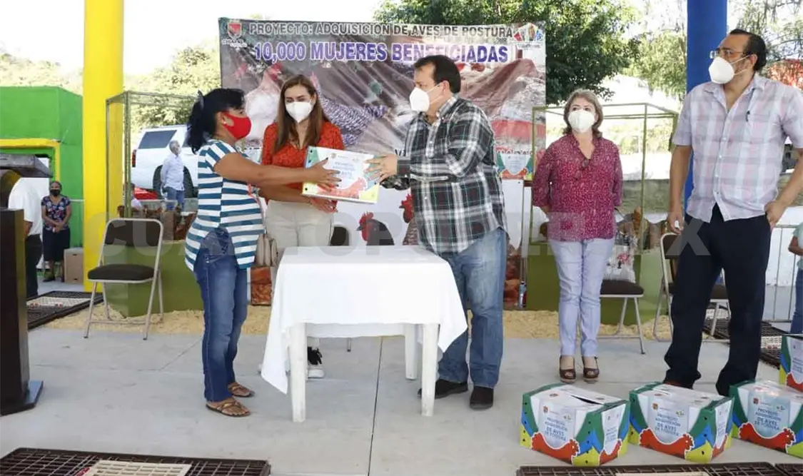 Realiza edil Rosales Zuarth entrega de aves de postura