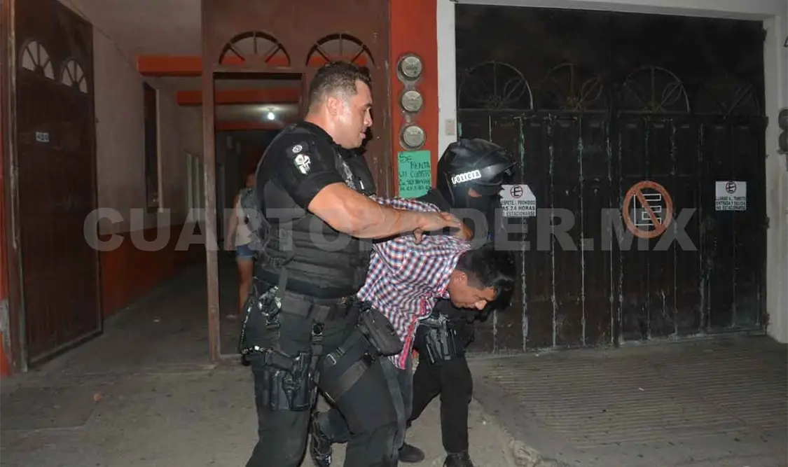 Vuelca camioneta y un taxi se llega a estrellar