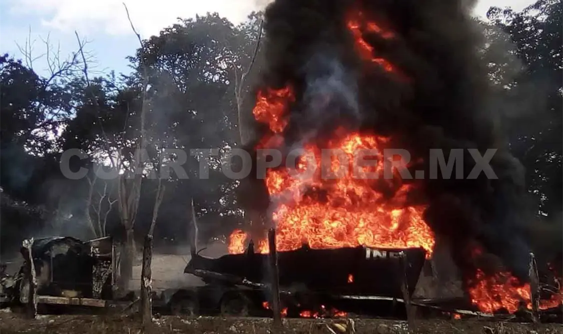 Tres vehículos quedaron calcinados tras explosión