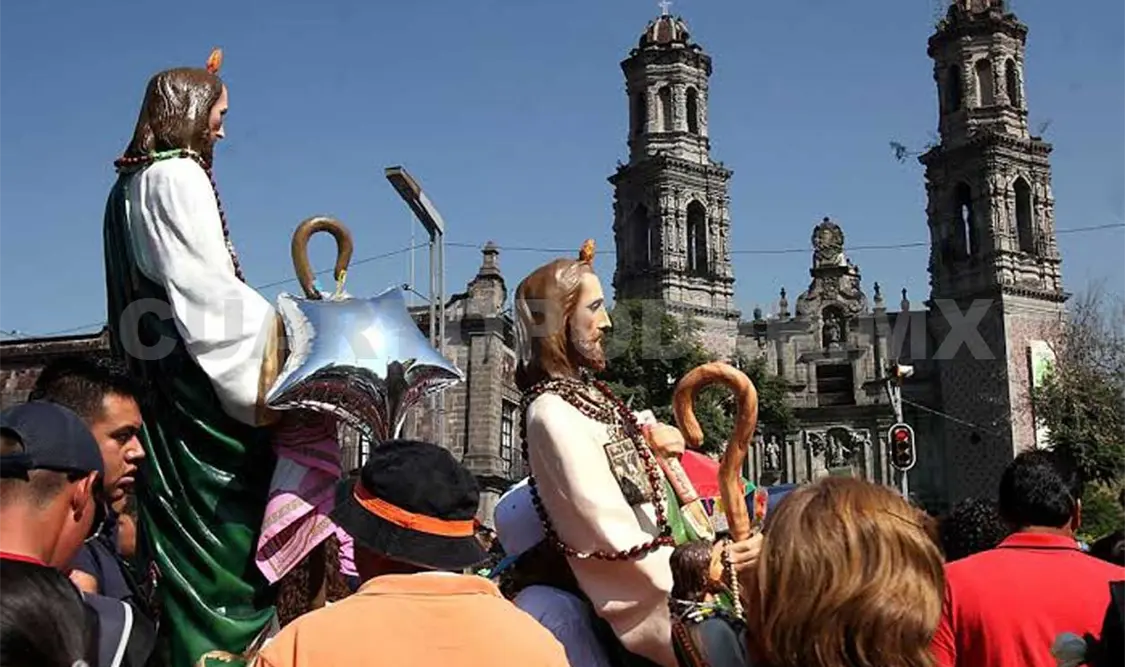 Devotos llegaron a cumplir mandas o dar las gracias al santo. Twitter