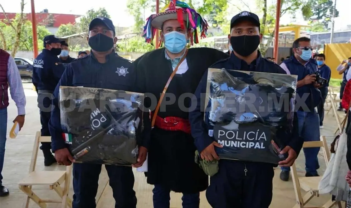 Entrega Sergio Aguilar paquetes de uniformes y equipamiento a los elementos municipales de Larráinzar. CP