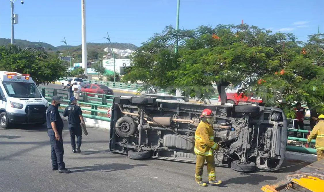 Cuatro lesionados al volcar Urvan en el libramiento