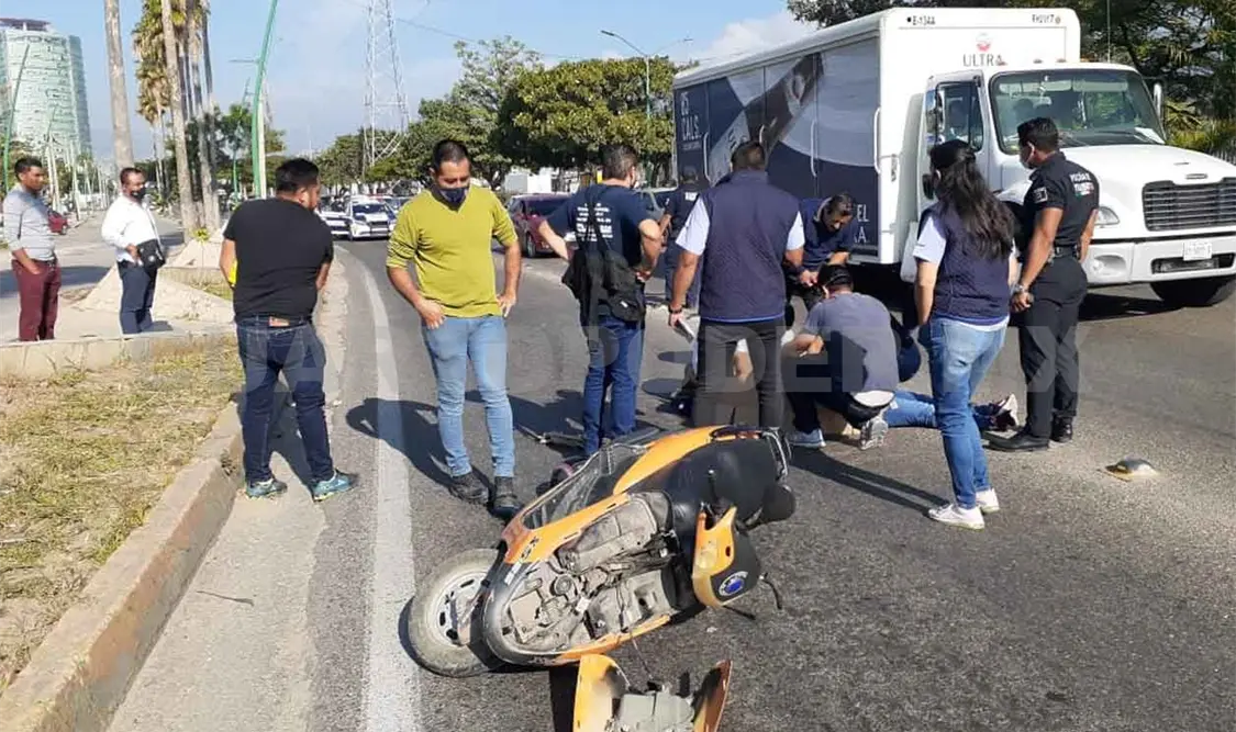 Motociclista se estrella contra camioneta