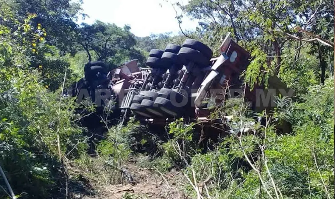Vuelca tráiler con 45 toneladas de frijol