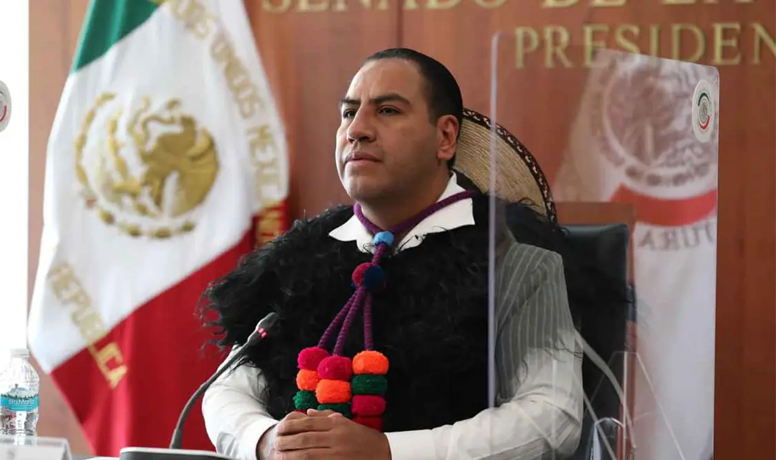 Eduardo Ramírez asiste a sesión con traje típico