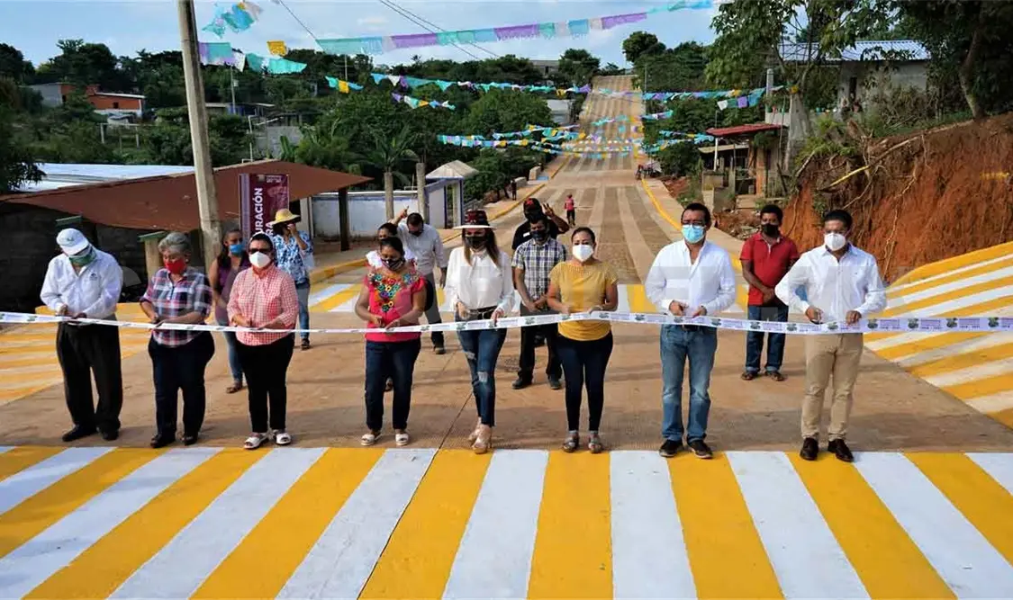 Nuevas vialidades benefician a familias