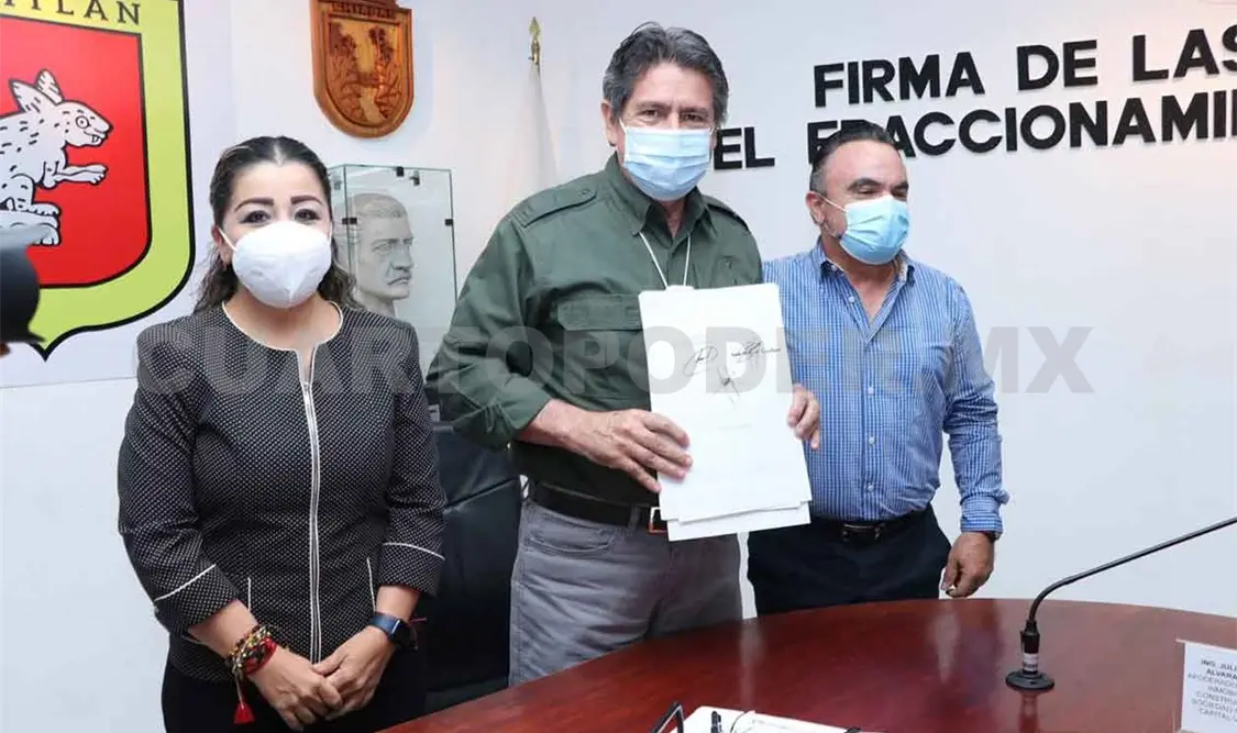 Firman escrituras del fraccionamiento Las Águilas