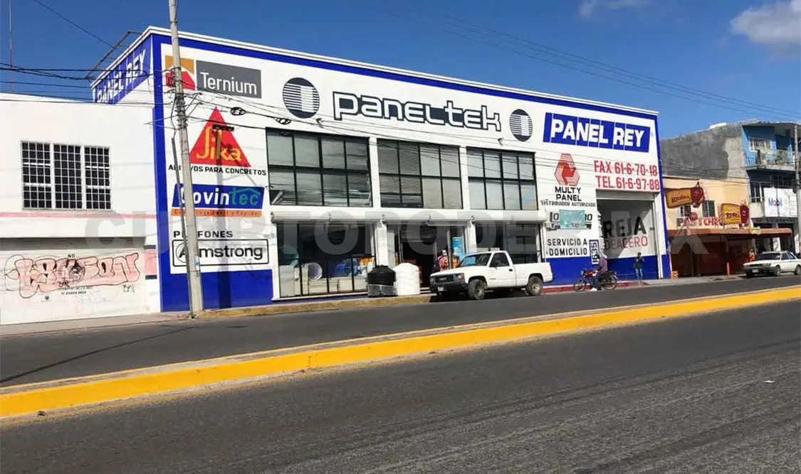 Denuncian a empresa por bloquear vía pública