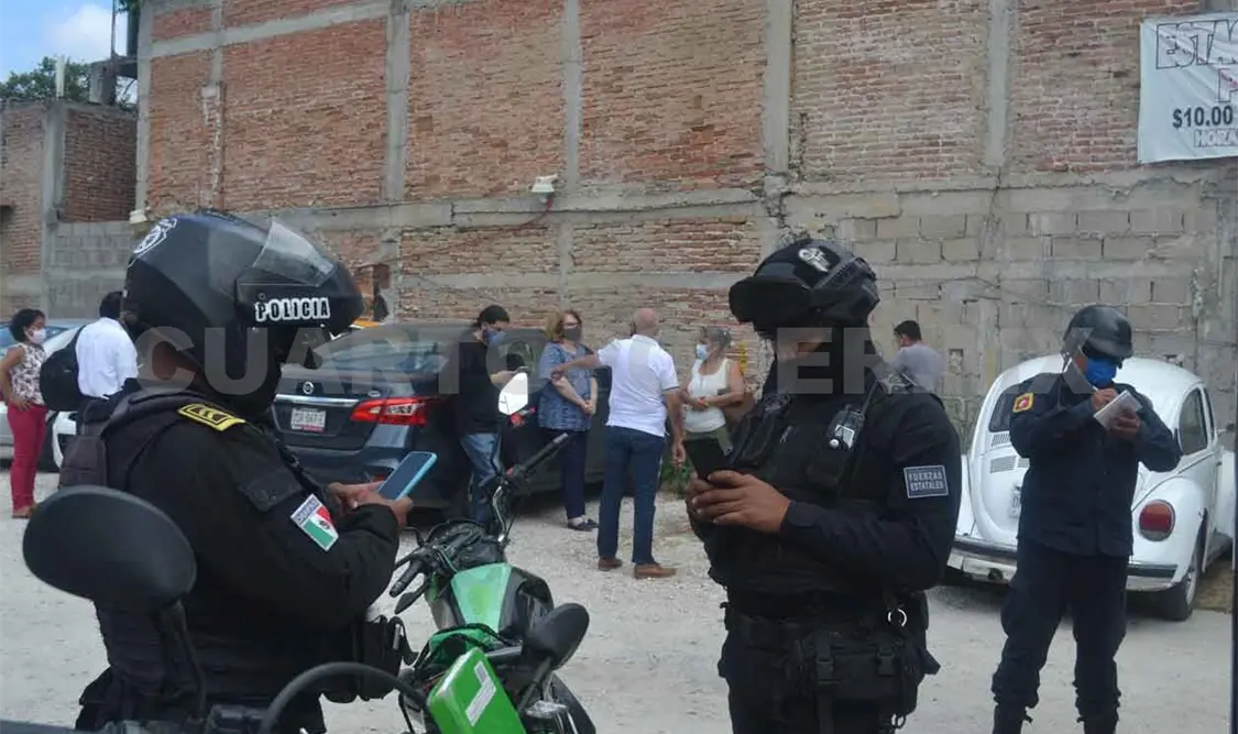 Asaltan a pareja en un estacionamiento público