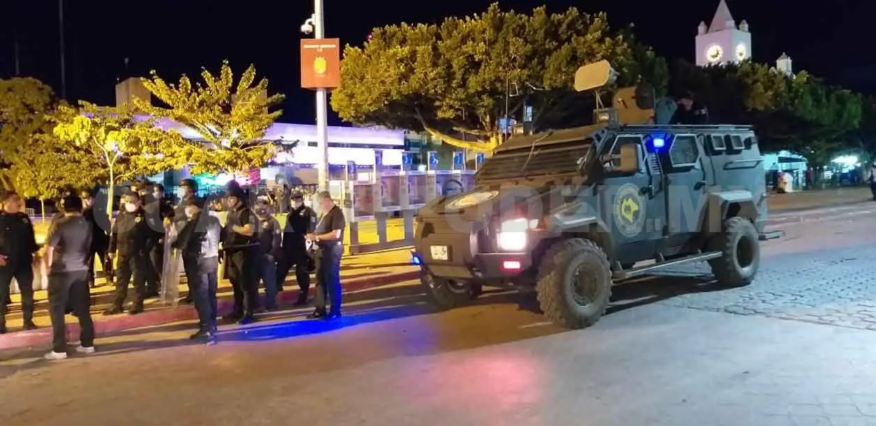 Desalojan a normalistas que retenían a trabajadores