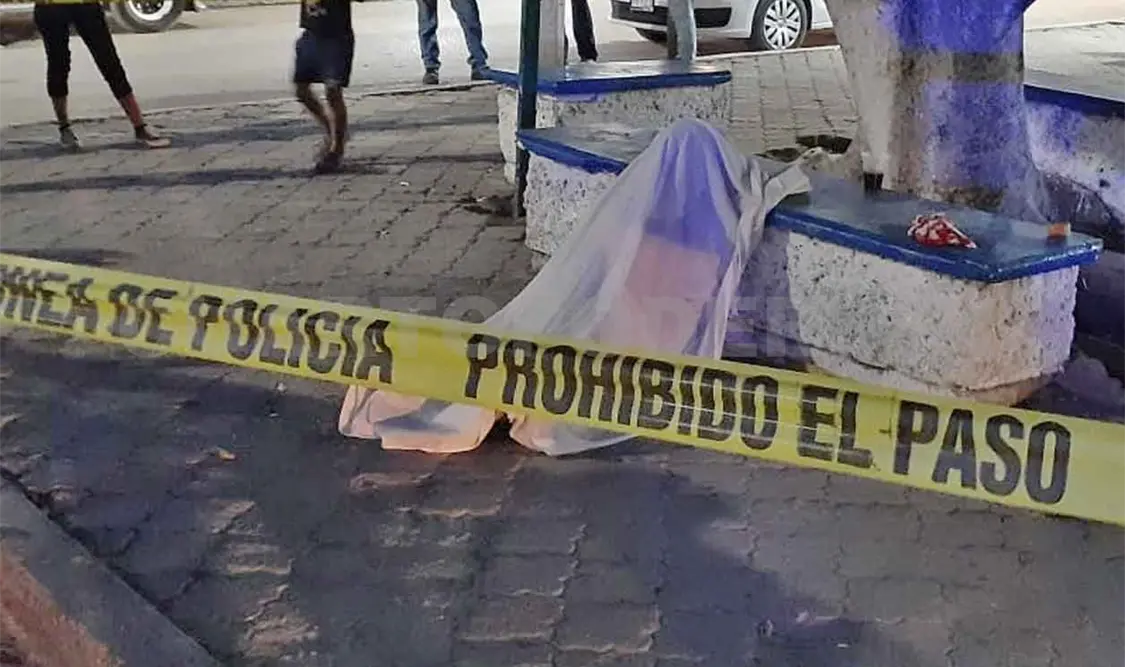 Fallece mientras se recostaba en banca