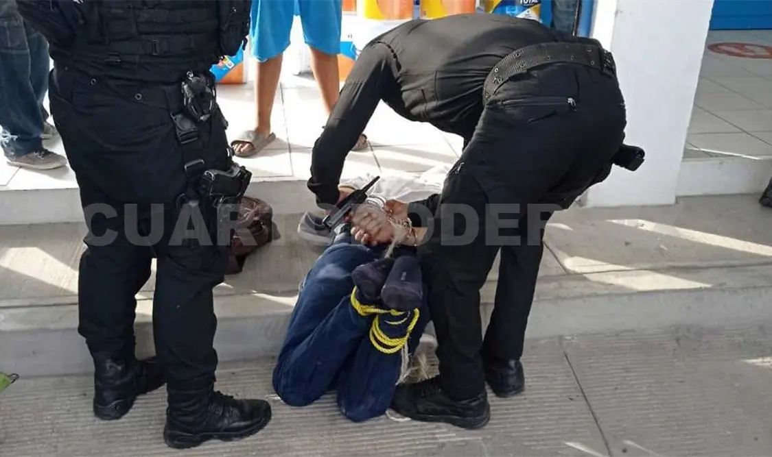 El delincuente fue desarmado, golpeado y amarrado por los empleados al momento que intentaba cometer un asalto. Ulises López / CP