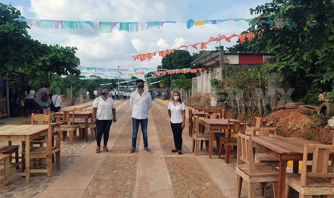 Migrantes elaboran muebles con tarimas