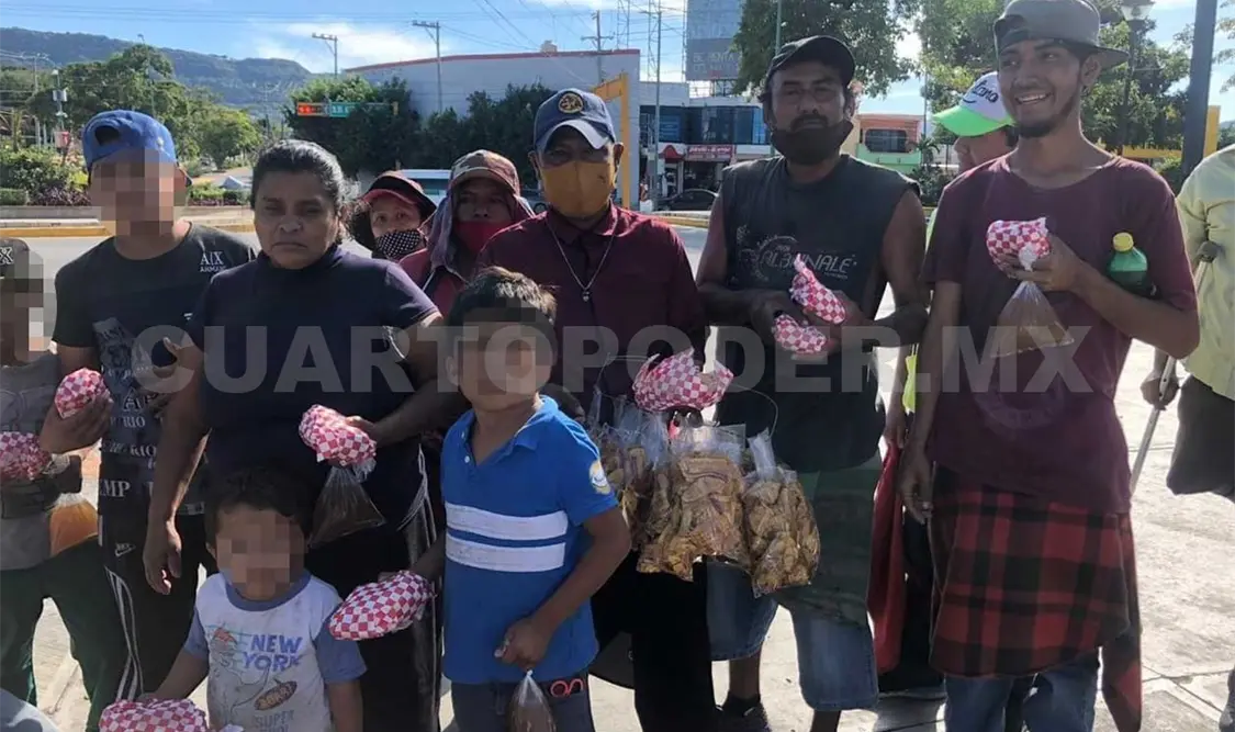 Donan ropa y juguetes a niños vulnerables