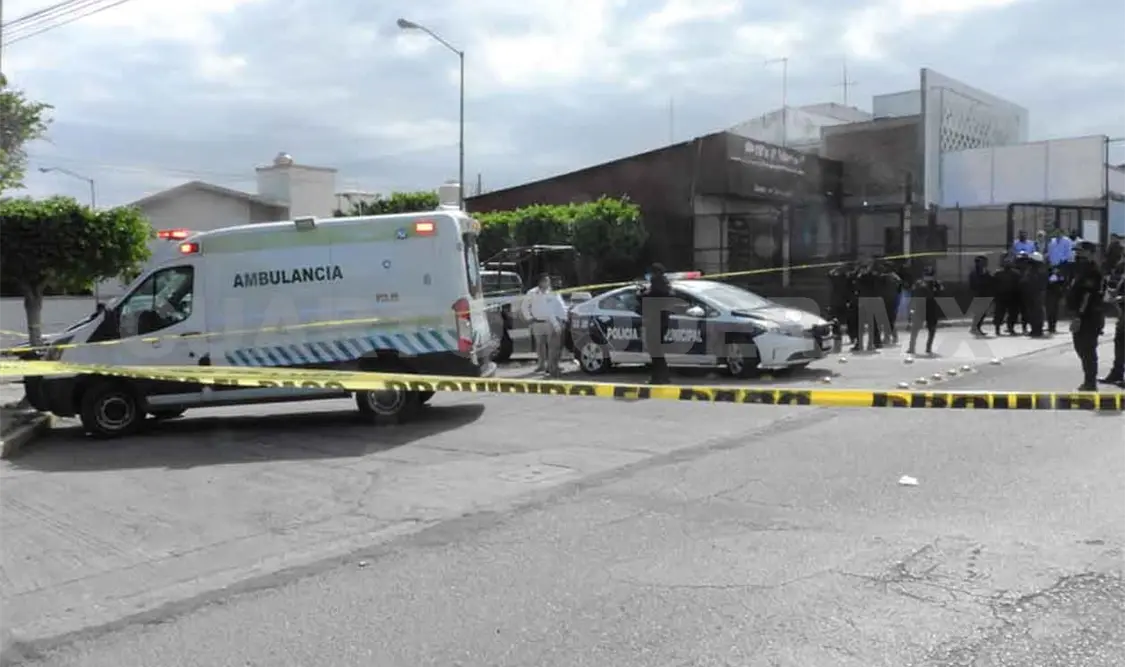 Acribillan a empresario al abordar su camioneta
