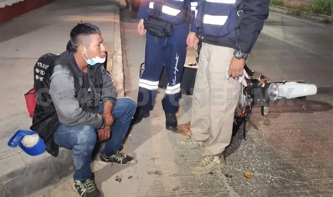 Se estrella moto contra camioneta; un lesionado