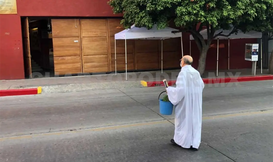 El sacerdote José Castelán regresa a la iglesia tras dar una breve bendición a un grupo de peregrinos que visitó la parroquia. José Ortega / CP