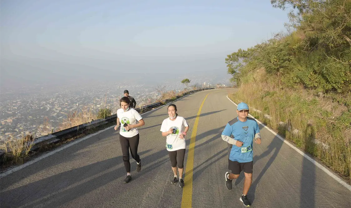 Los corredores que recibieron la invitación para recorrer las faldas del cerro del Parque Nacional Cañón del Sumidero. Guillermo Ramos/CP