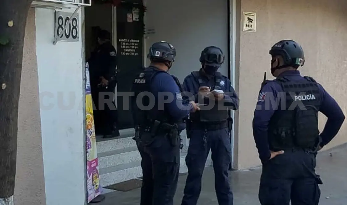 Elementos de la Policía municipal y Estatal se presentaron para brindar el auxilio; buscaron a los maleantes, pero no lograron atraparlos. Ulises López / CP