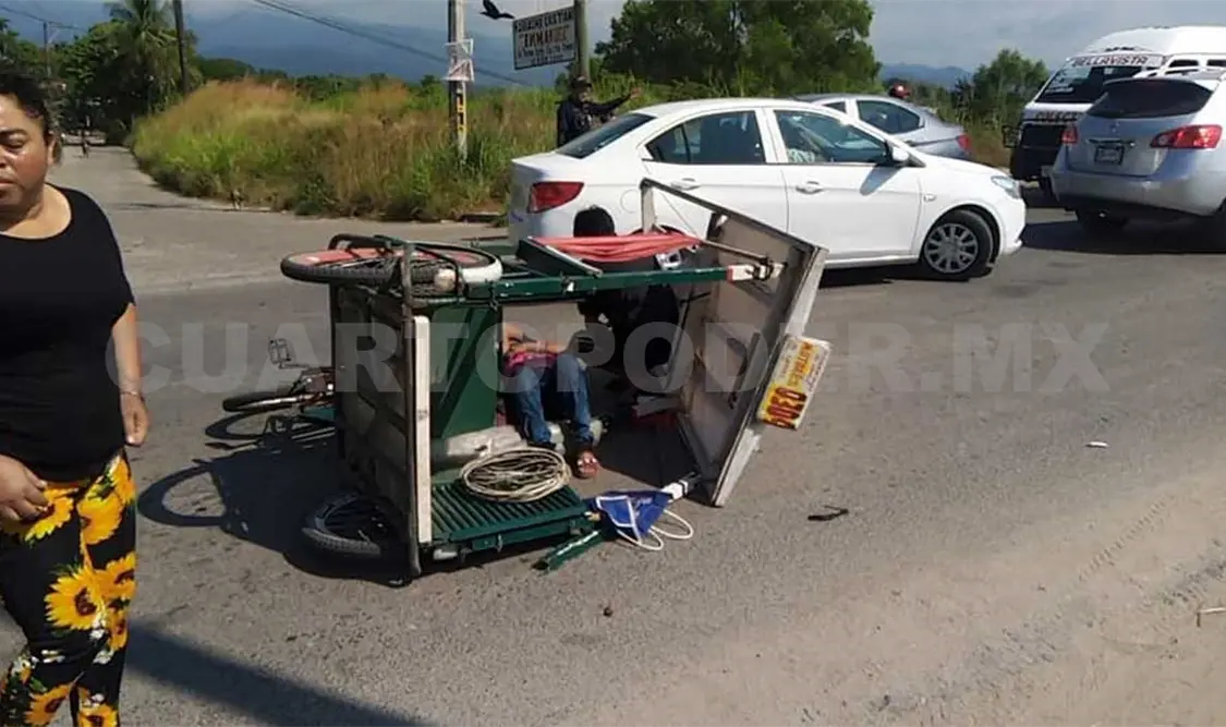 El percance ocurrió la tarde de ayer en la ciudad de Huixtla, en la colonia Progreso, hasta donde se trasladaron equipos de emergencia par auxiliar a las víctimas. Víctor Sánchez / CP