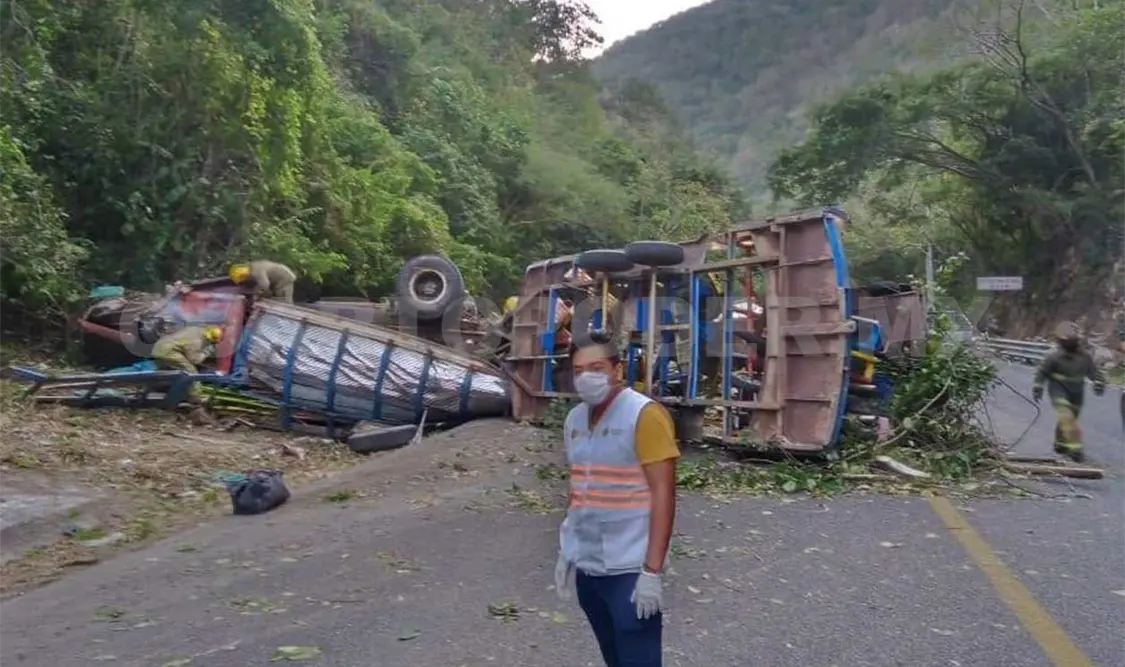El percance al parecer se derivó de una falla mecánica cuando se desplazaba rumbo a la ciudad de Tuxtla Gutiérrez. Ulises López / CP