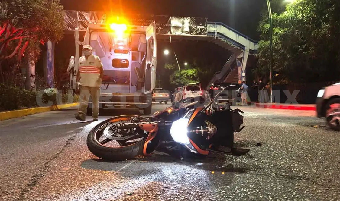 Camioneta embiste a dos y resultan malheridos
