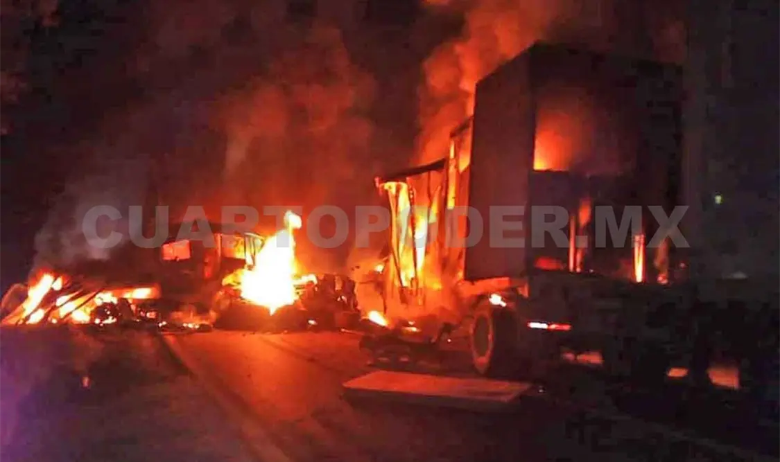 Encontronazo de tráileres provoca voraz incendio