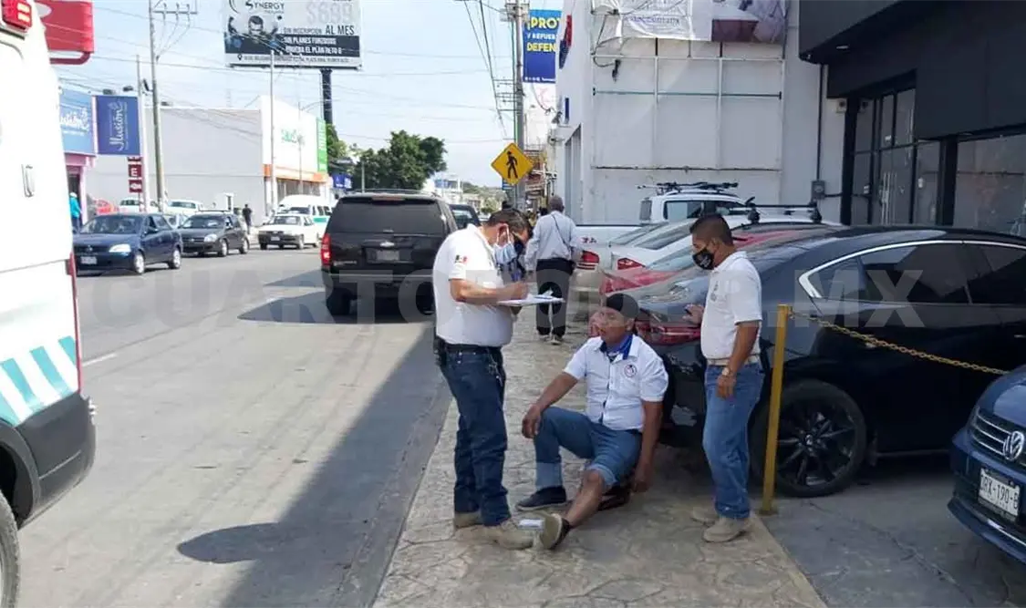 Motociclista se estrella en automóvil en la 5ª Norte