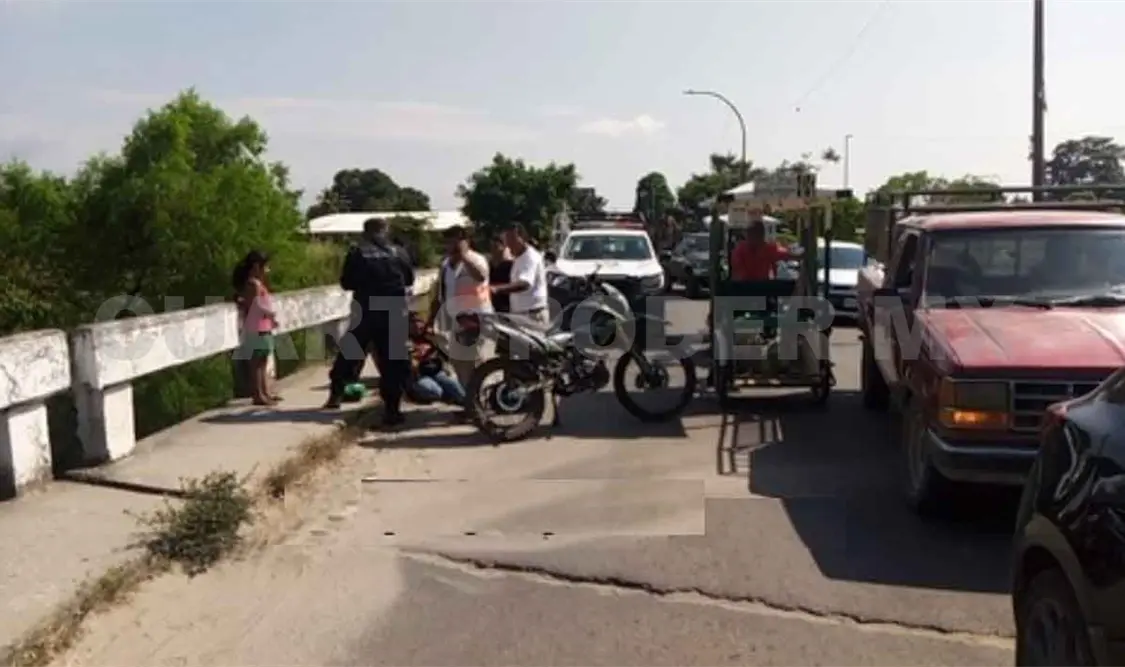 Cuatro heridos en choque de motocicleta y un triciclo