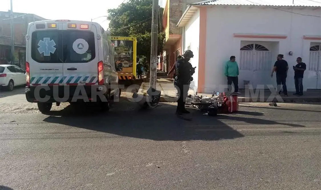 Automovilista embiste a empleado de reparto