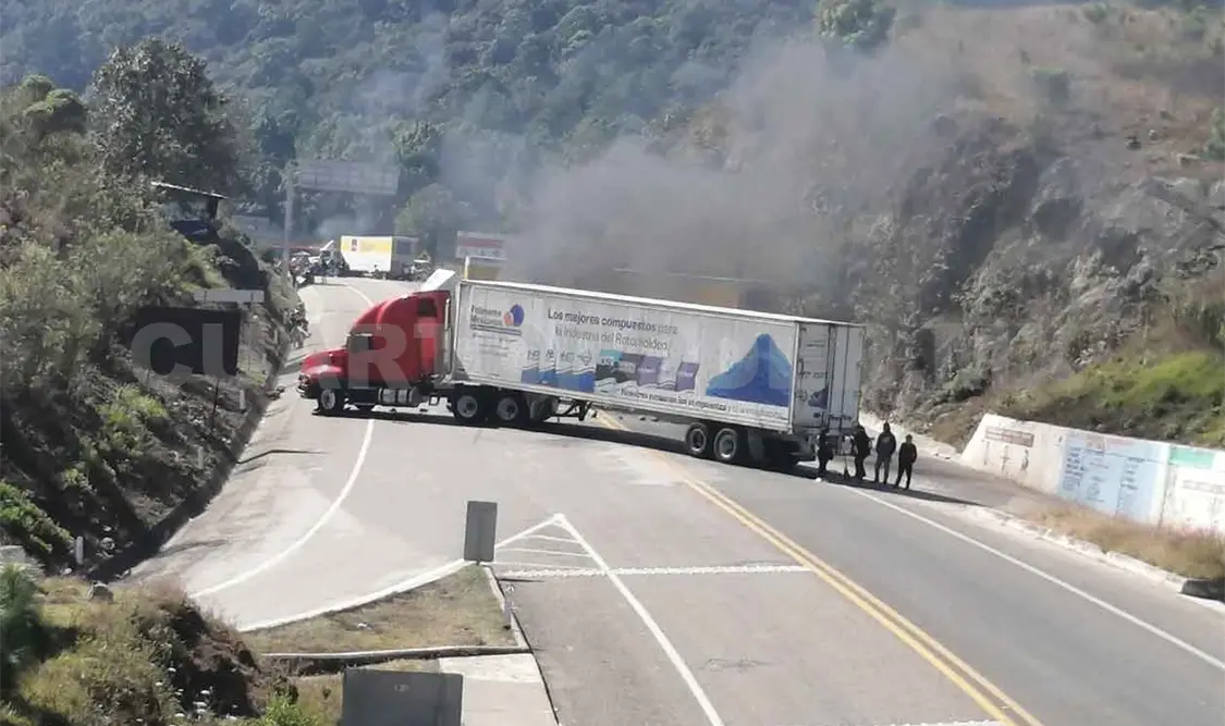 Maestros bloquearon carretera cinco horas