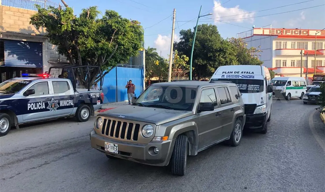 Colectivo se estrella contra un Jeep; cuatro lesionados