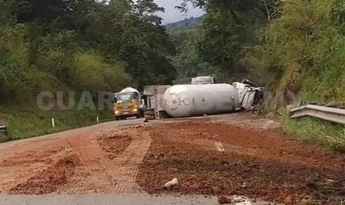 Vuelca pipa con gas LP y conductor resulta lesionado