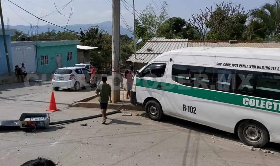 Estaciona su colectivo para reñir y se estrella en poste