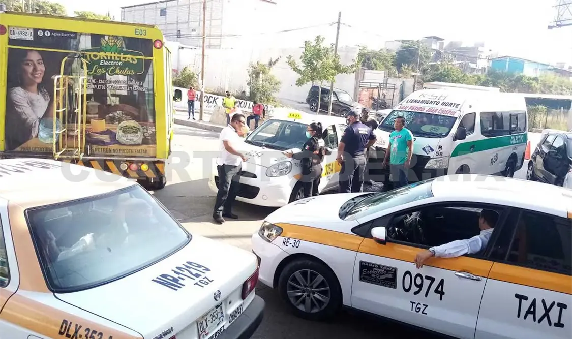 Percance de colectivo y taxi afecta la vialidad