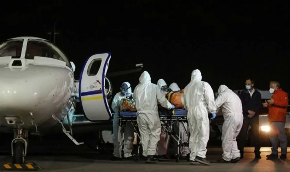 El hombre a bordo del vuelo 591 de United Airlines sufrió un paro cardiaco. Twitter