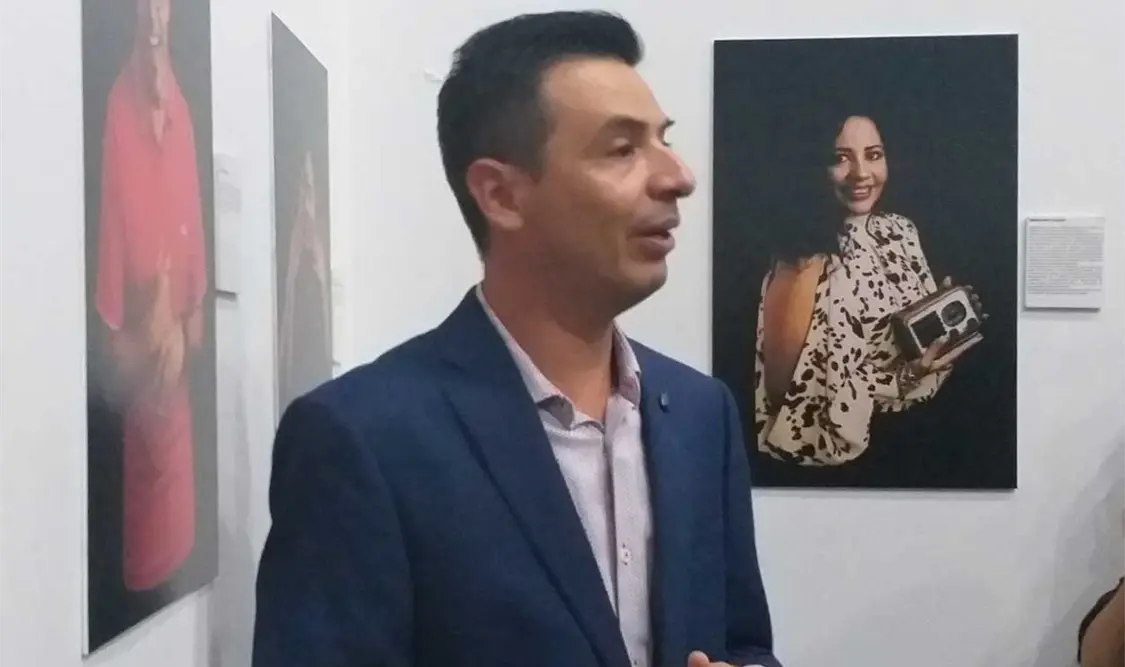 El fotógrafo Víctor Herrera en el Teatro de la Ciudad. Cortesía