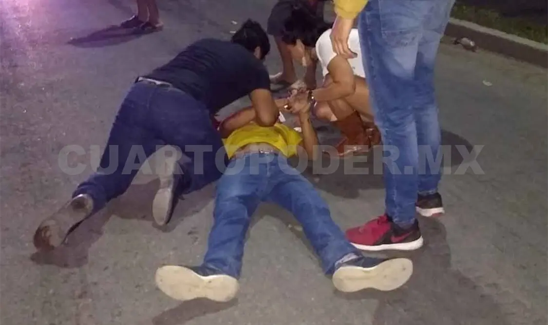 Ebrio sujeto queda grave al ser arrollado por vehículo