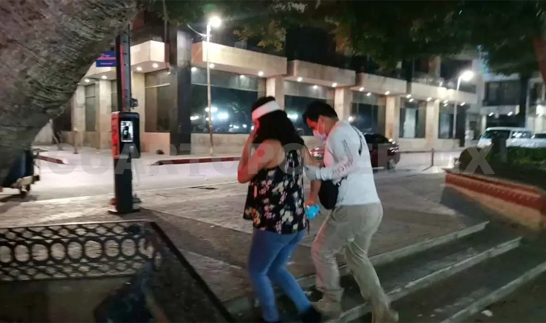 Sujetos apedrean a mujer y la mandan al hospital